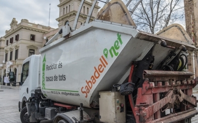 Un vehicle d'SMATSA davant de l'Ajuntament de Sabadell | Roger Benet